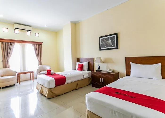 RedDoorz Plus near Alun Alun Karanganyar Surakarta 